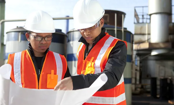 Two engineer on location site disscution — Stock Photo, Image