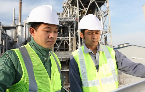 Two engineer discussing a new project — Stock Photo, Image