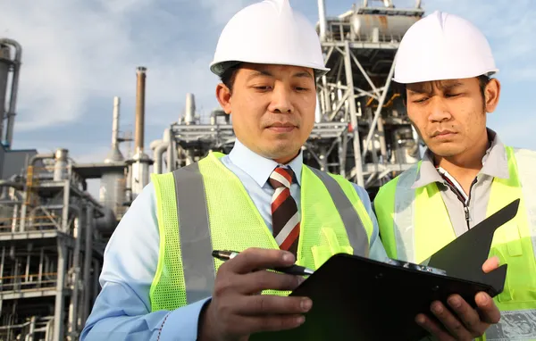 Dos ingenieros discutiendo un nuevo proyecto — Foto de Stock