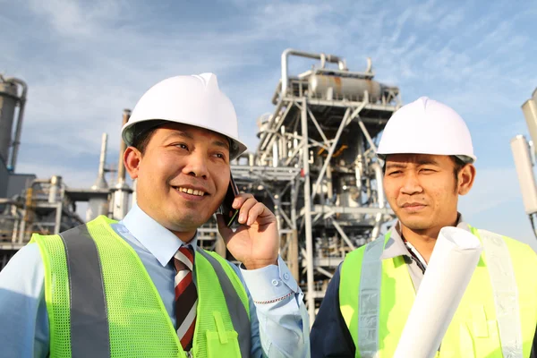Indústria petrolífera de dois engenheiros — Fotografia de Stock