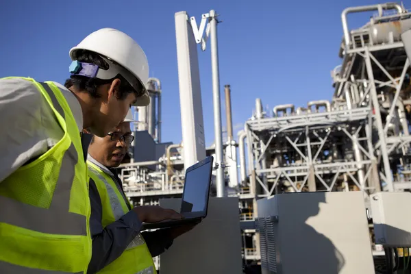 Dos ingenieros de energía eléctrica — Foto de Stock