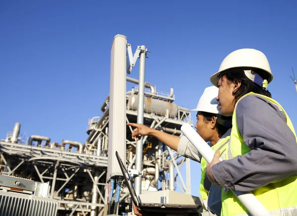 Dos ingenieros de potencia y energía — Foto de Stock