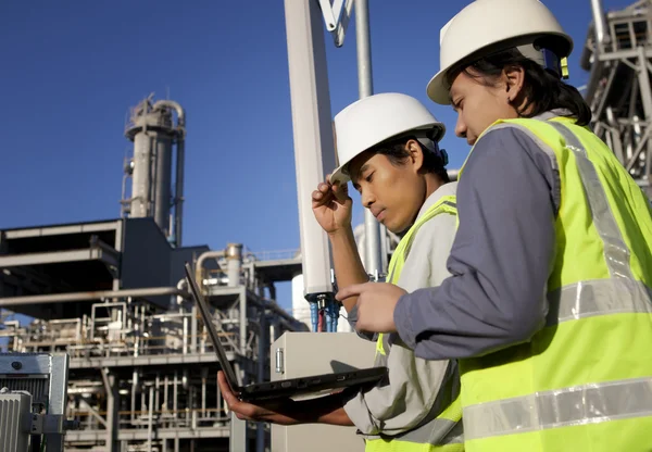 Dos ingenieros de potencia y energía — Foto de Stock