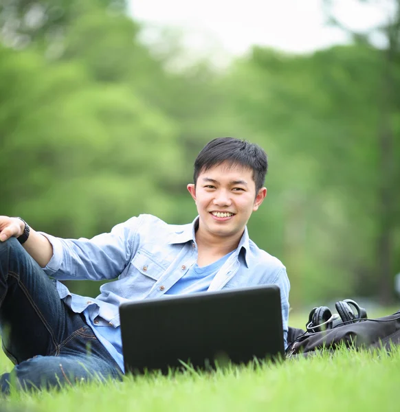 Estudiante universitario con ordenador portátil — Foto de Stock