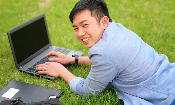 Студент коледжу з ноутбуком — стокове фото