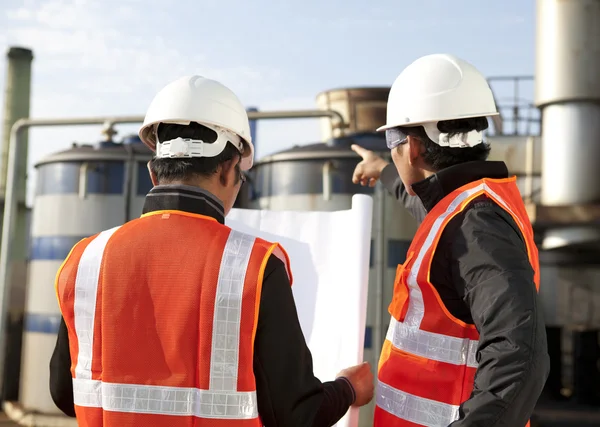 Zwei Ingenieure Ölindustrie Stockfoto