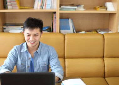 Üniversite öğrencisi ile laptop