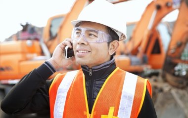 yol inşaat işçisi tarak önünde