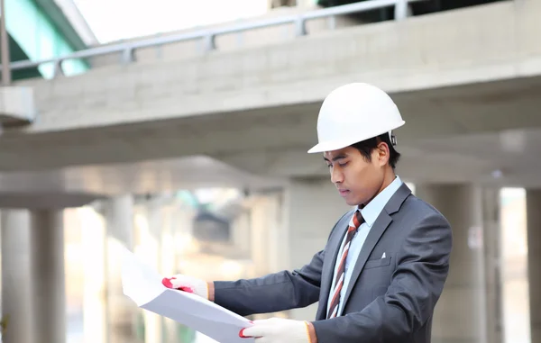 Arquitecto haciendo trampas con un dibujo — Foto de Stock