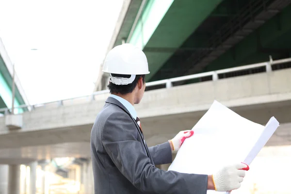 Junge Architektin arbeitet an Planung — Stockfoto