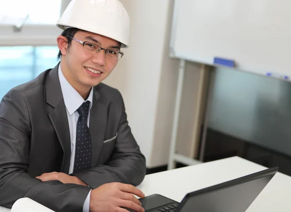 Joven arquitecto sentado frente a la computadora portátil — Foto de Stock