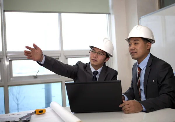 Arquitectos trabajando en la planificación — Foto de Stock