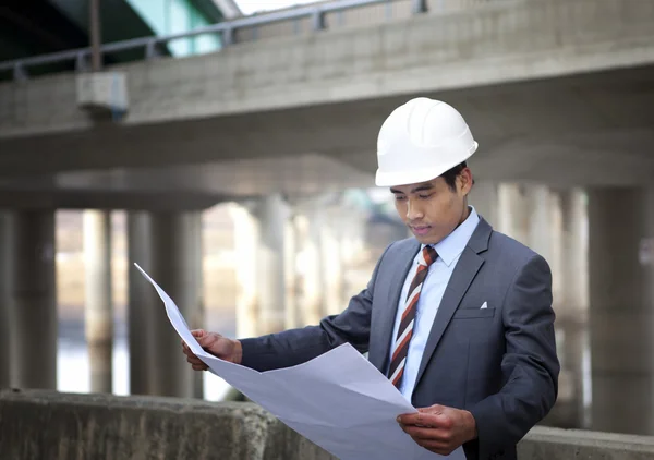 Asiatiska arkitekt på motorvägen byggarbetsplats — Stockfoto