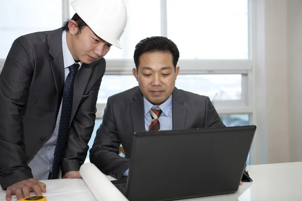 Arquitectos trabajando en la planificación — Foto de Stock