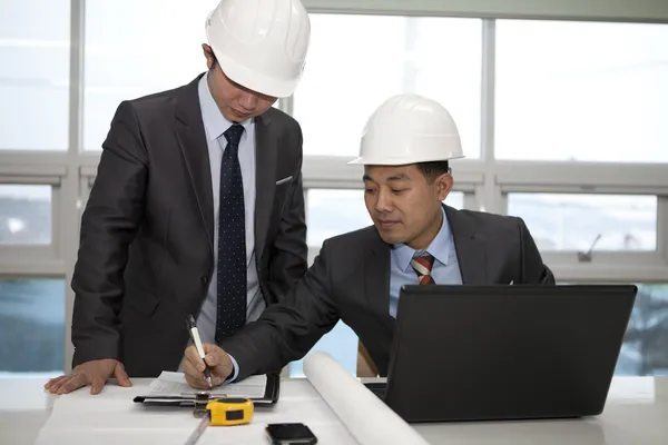 Architecten werken aan plannen — Stockfoto