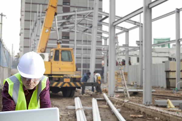 Chantier de construction de contremaître en utilisant un ordinateur portable — Photo