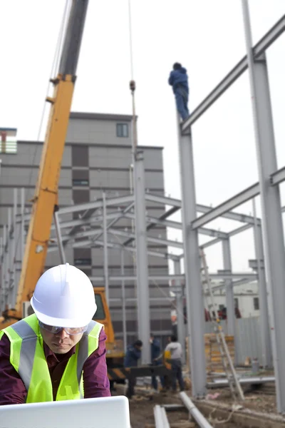 Canteiro de obras usando laptop — Fotografia de Stock