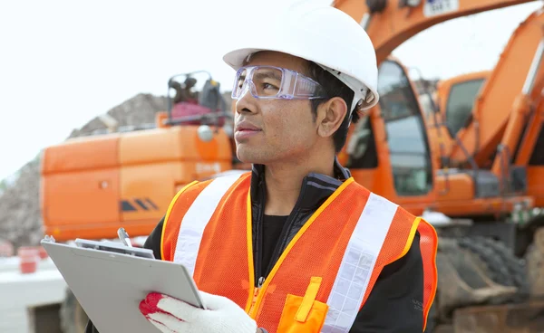 Bauarbeiter und Bagger — Stockfoto