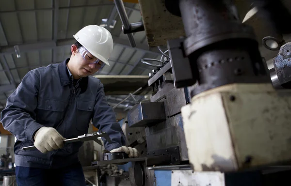 Mechanical technician measuring detail — Stock Photo, Image