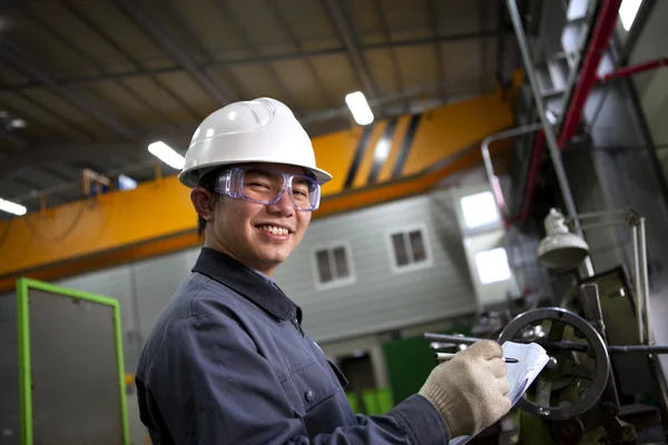 Aziatische mannelijke industriële mechanic — Stockfoto