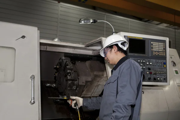 Técnico mecânico da máquina cnc — Fotografia de Stock