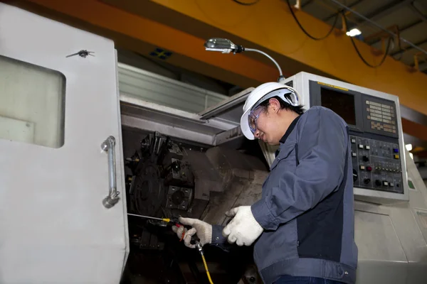 Mechanical technician of cnc machine — Stock Photo, Image