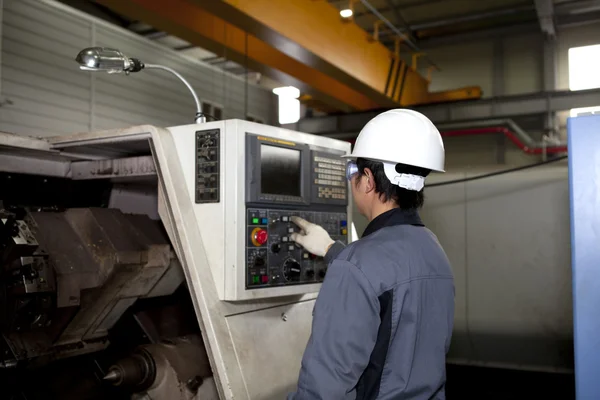 Mechaniker der CNC-Maschine — Stockfoto