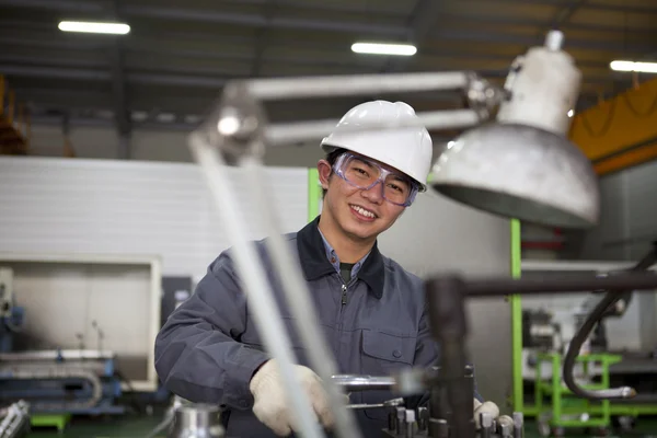 Asiatico maschio tecnico a strumento officina — Foto Stock