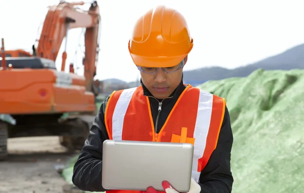 Dizüstü bilgisayar kullanarak yol inşaat işçisi — Stok fotoğraf