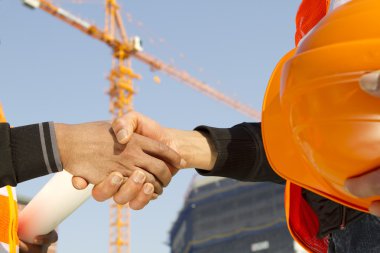 inşaat işçileri ile arka planda vinç