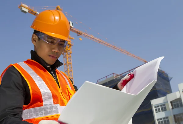 Trabajador de la construcción con grúa en segundo plano — Foto de Stock
