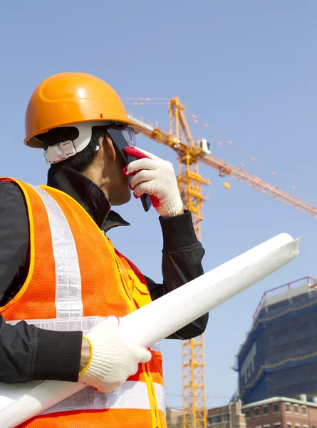 Bouwvakker met kraan op achtergrond — Stockfoto