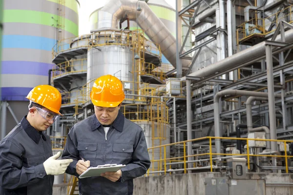 Engineer oil refinery — Stock Photo, Image