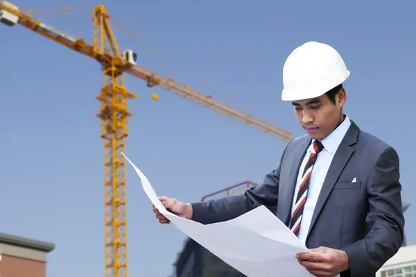 Arquiteto lendo um desenho — Fotografia de Stock