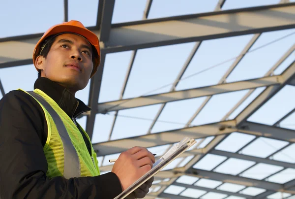 Ingenieur bouw onder nieuw gebouw controleren plan — Stockfoto