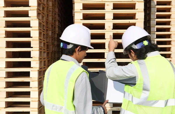 Manufacturing workers — Stock Photo, Image