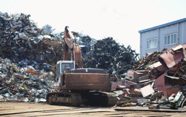 ndustrial metal ve Ekskavatör yığını