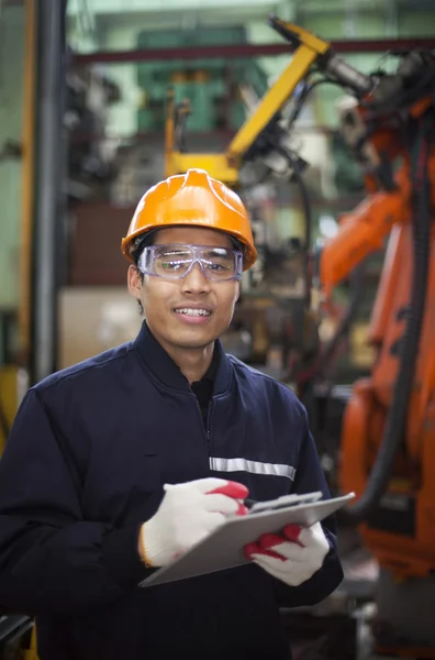 Ingenieur in der Fabrik — Stockfoto