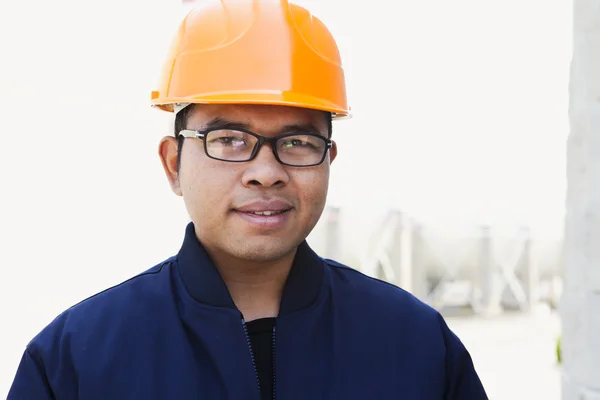 Portret van jonge Aziatische ingenieur — Stockfoto