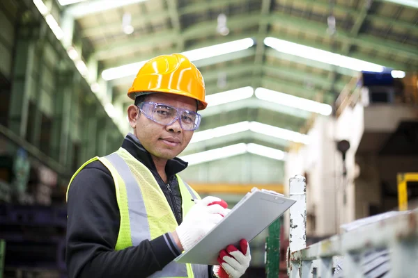 Factory worker with clipboard on the hand — Stock Photo, Image