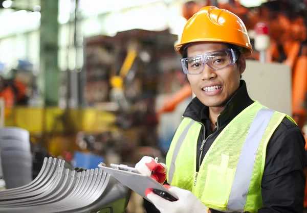 Porträt eines jungen Ingenieurs, der Notizen macht — Stockfoto