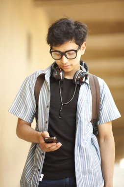 Üniversite öğrencisi ile hareket eden telefon