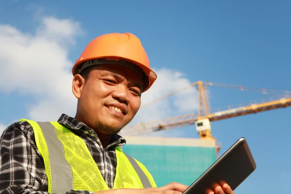 Trabalhador da construção civil com tablet digital — Fotografia de Stock