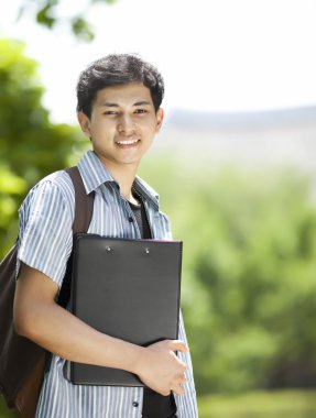 Asyalı erkek öğrenci park