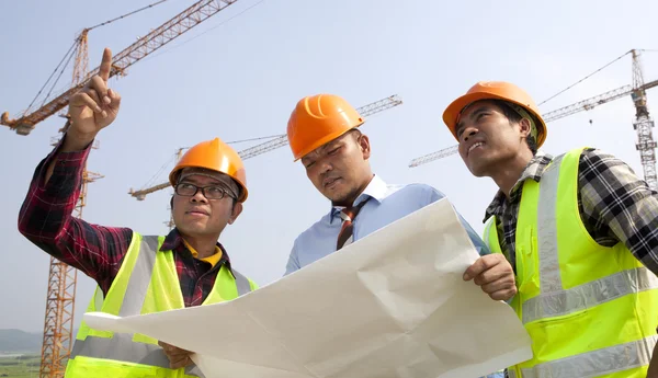 Gruppe asiatischer Architekt diskutiert vor einer Baustelle — Stockfoto