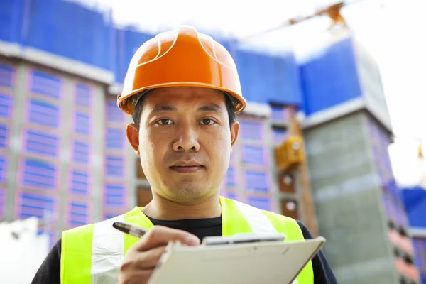 Retrato de asiático construtor — Fotografia de Stock