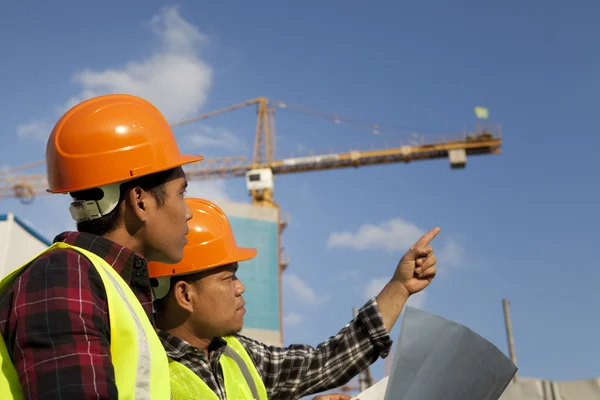 Konstruktion arbetaren diskussion på plats webbplats — Stockfoto