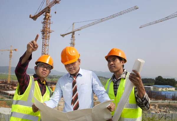 Arquitecto y trabajadores de la construcción discusión en el sitio —  Fotos de Stock