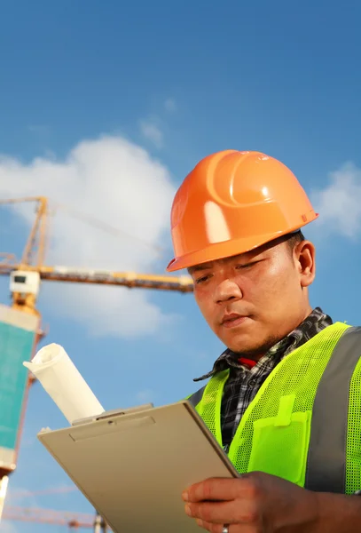 Trabalhador da construção e guindaste — Fotografia de Stock