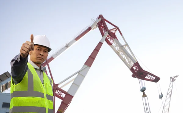 Werknemer met grote kranen — Stockfoto